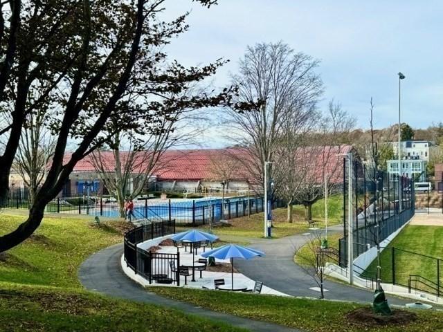 view of property's community featuring a yard