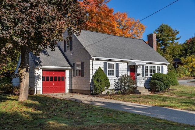 cape cod-style house featuring a front lawn