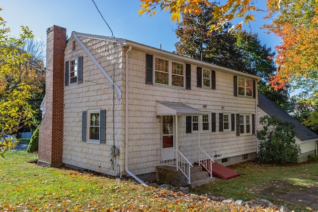 view of front of property featuring a front yard