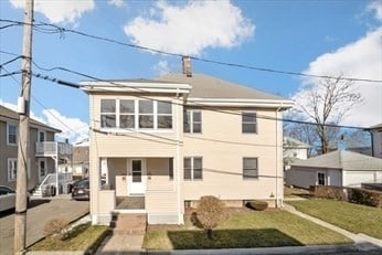 view of front of home featuring a front yard