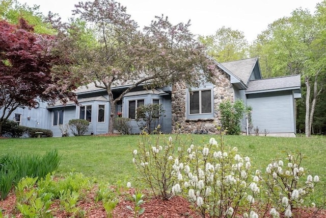 view of front facade with a front lawn