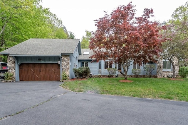 view of front facade with a garage and a front lawn