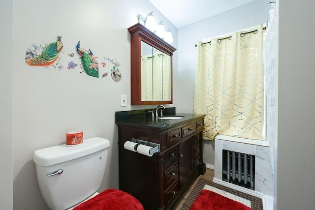 bathroom with a shower with curtain, vanity, and toilet