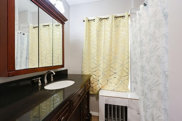 full bath featuring curtained shower and vanity