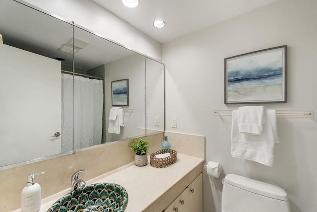 full bath featuring toilet, visible vents, curtained shower, and vanity
