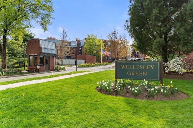 community / neighborhood sign featuring a lawn