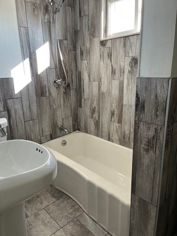 bathroom featuring tiled shower / bath combo