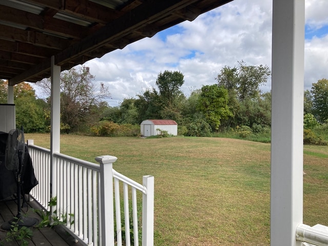 view of yard featuring a storage shed