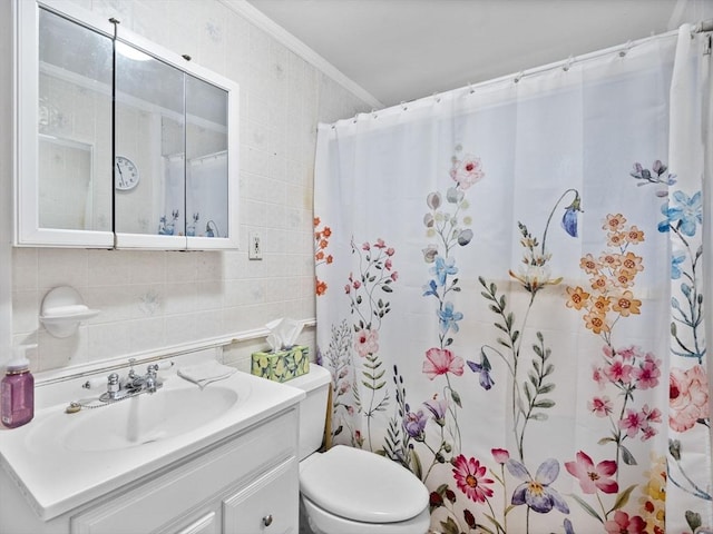 full bath with tile walls, crown molding, toilet, a shower with curtain, and vanity