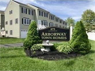 community sign featuring a yard