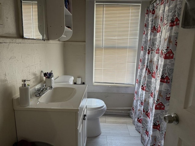 bathroom featuring a shower with shower curtain, vanity, and toilet