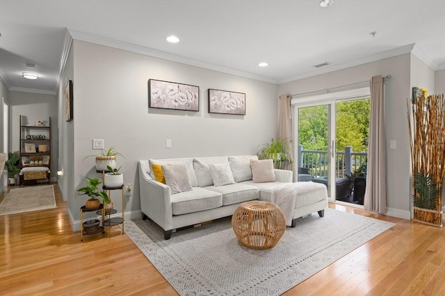 living area featuring light wood finished floors, recessed lighting, crown molding, and baseboards