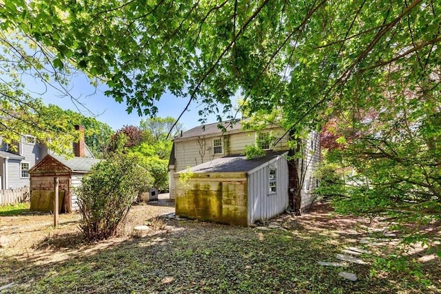view of yard featuring a storage shed and an outdoor structure