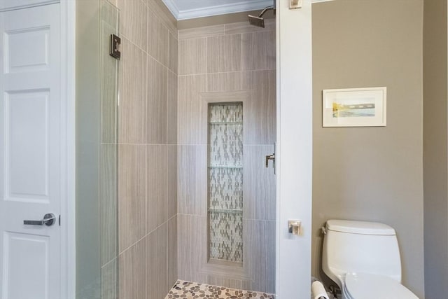 full bath with crown molding, toilet, and a tile shower