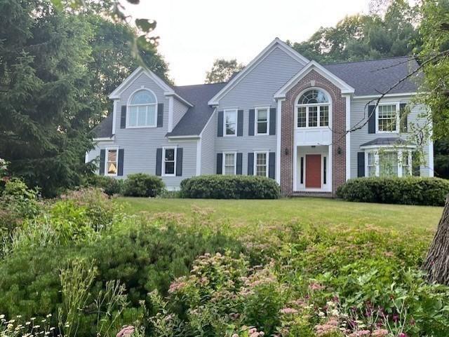 colonial inspired home featuring a front yard