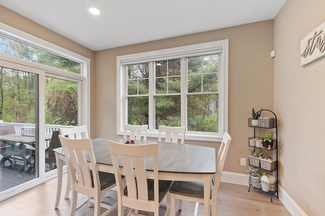 dining space with light wood-style flooring, baseboards, and recessed lighting