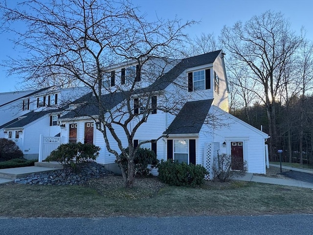 view of front of home featuring a front yard