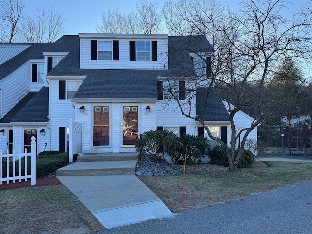 view of front facade featuring a front yard