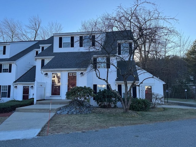 view of front facade with a front yard