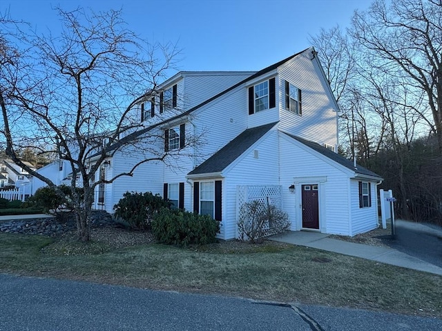 view of front of property featuring a front yard