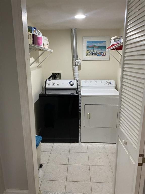 washroom featuring light tile patterned floors and independent washer and dryer