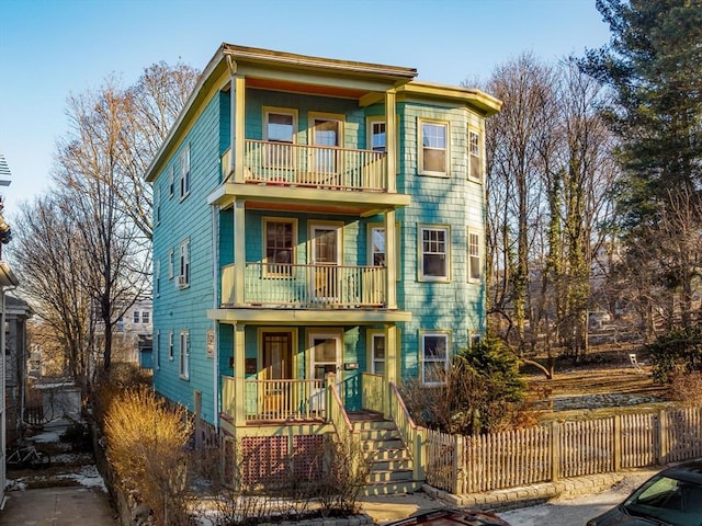 view of front of home featuring a balcony