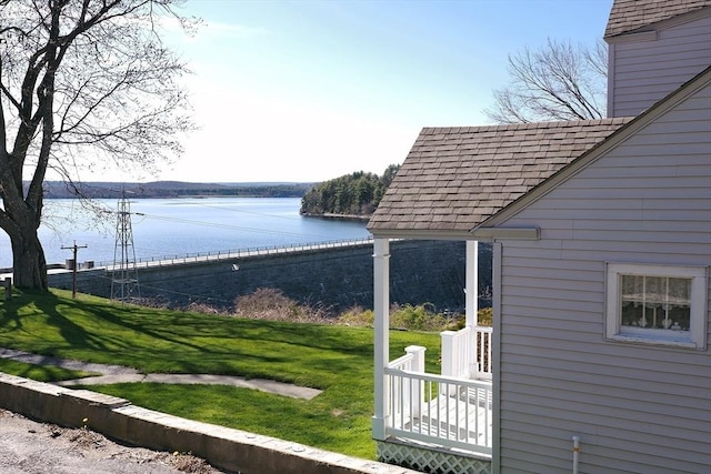 view of yard featuring a water view