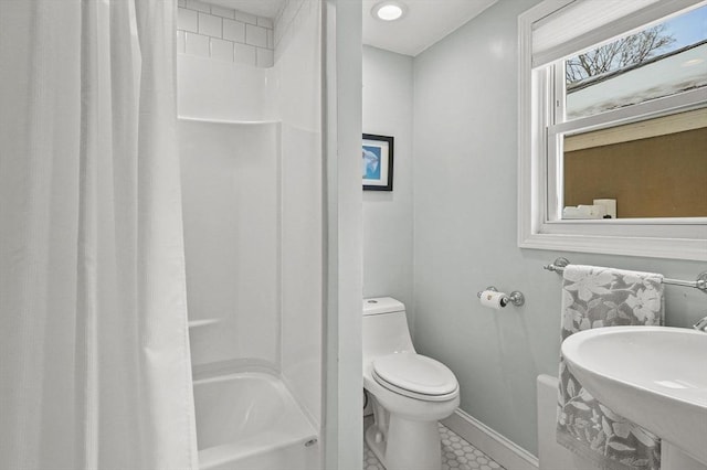 bathroom featuring shower / tub combo with curtain, toilet, a sink, tile patterned flooring, and baseboards