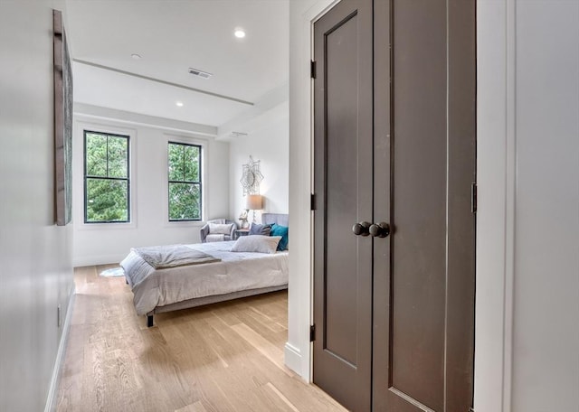 bedroom featuring recessed lighting, light wood-style floors, visible vents, and baseboards