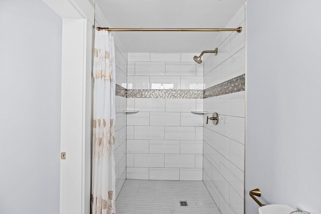 bathroom featuring a shower with shower curtain