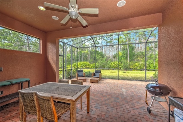 sunroom with ceiling fan