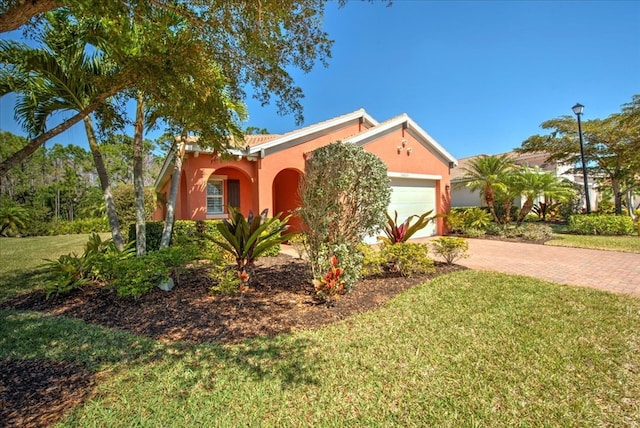 view of front of house featuring a garage and a front yard