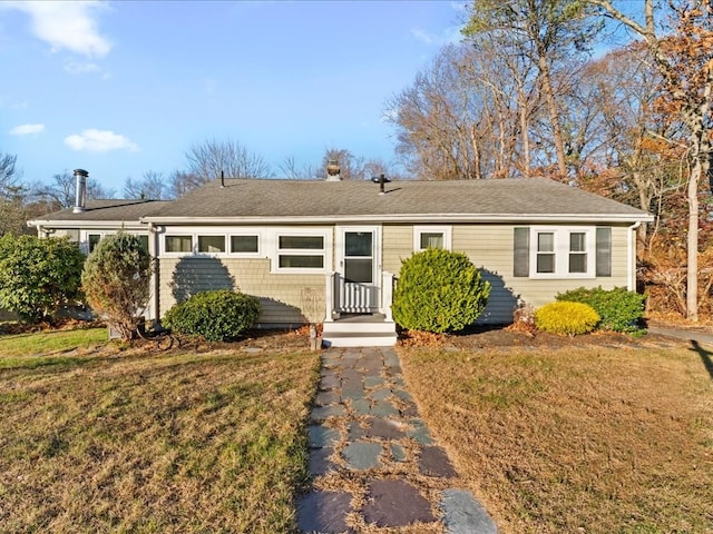 single story home featuring a front lawn