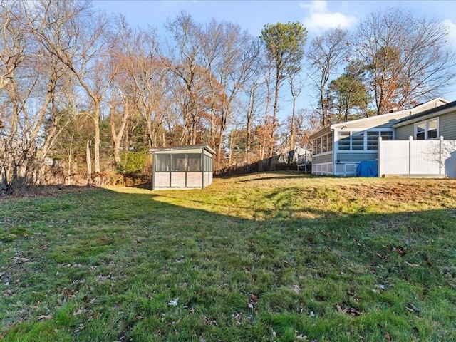 view of yard featuring an outdoor structure