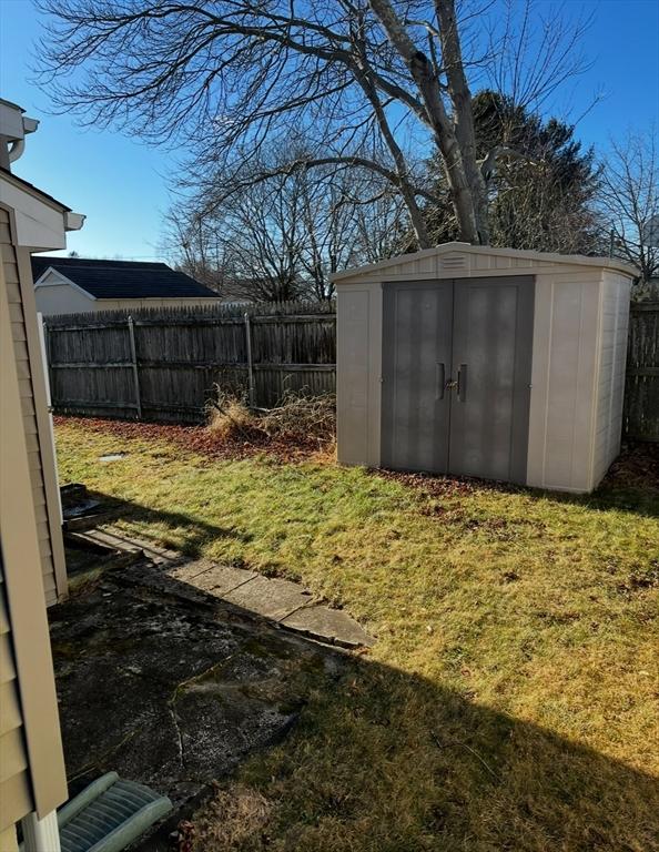 view of yard with a storage shed