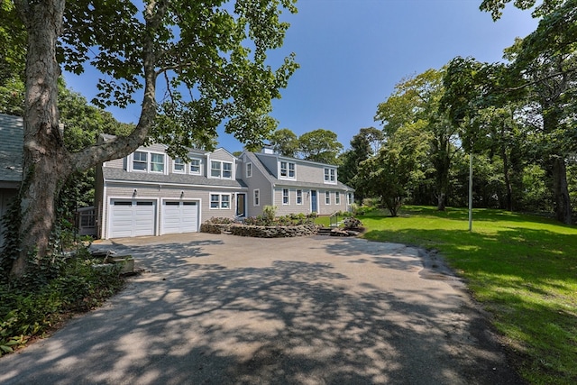 view of front facade featuring a garage and a front yard