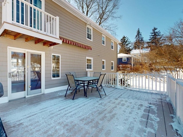 deck with outdoor dining space