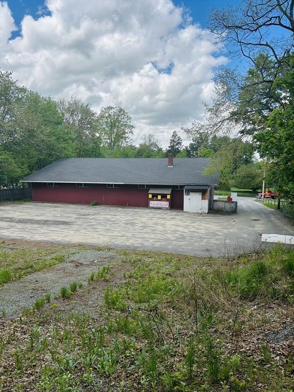 view of outdoor structure featuring concrete driveway