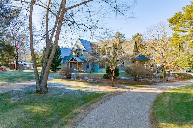 view of front of house featuring a front yard