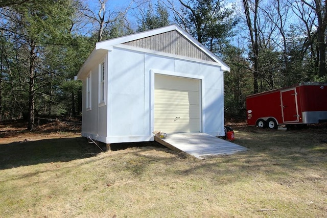 view of outdoor structure featuring an outbuilding