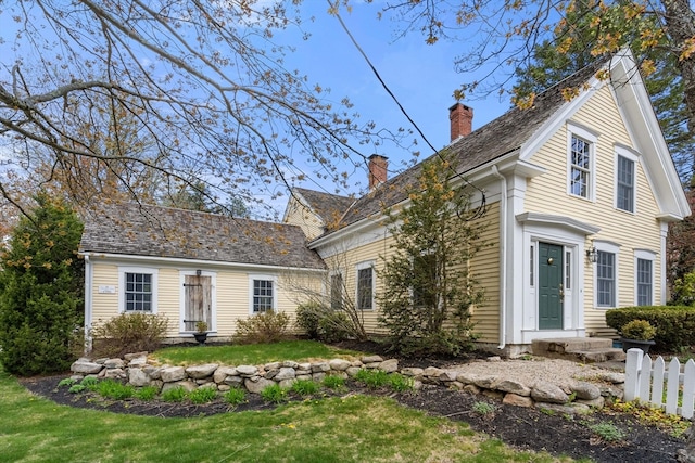 view of front facade featuring a front lawn