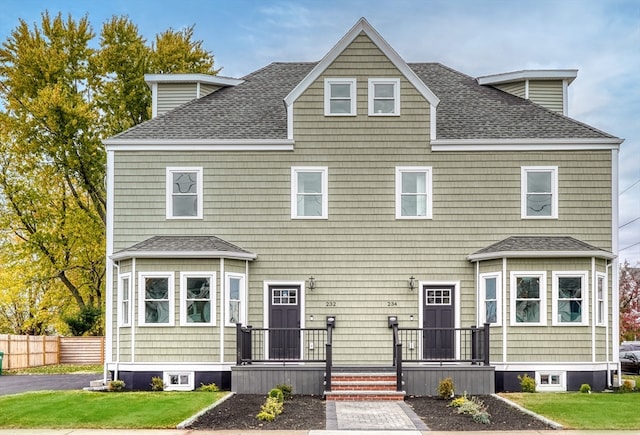 view of front of property featuring a front lawn