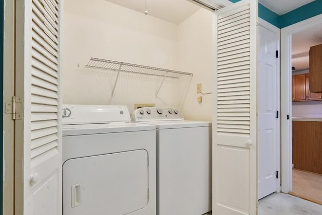 laundry room with laundry area and washing machine and dryer