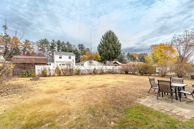 view of yard featuring a patio area