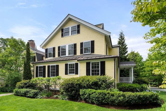 view of front of property featuring a front lawn