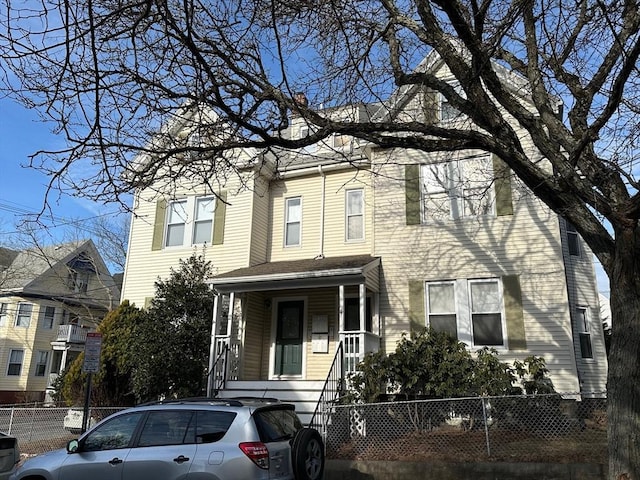 view of front of house featuring a fenced front yard