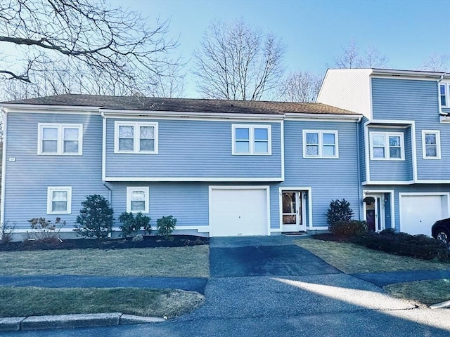 view of front of property featuring a front yard and a garage