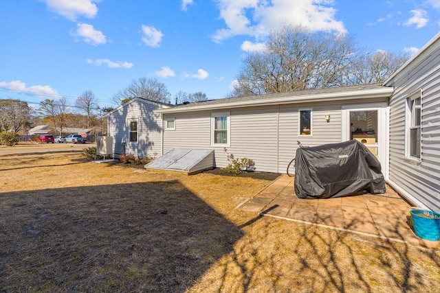 back of house featuring a lawn