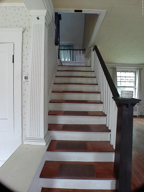 39 King St, Holyoke, MA 01040 - view of stairs
