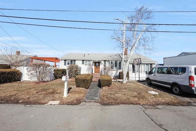 view of front of property featuring a front yard and fence